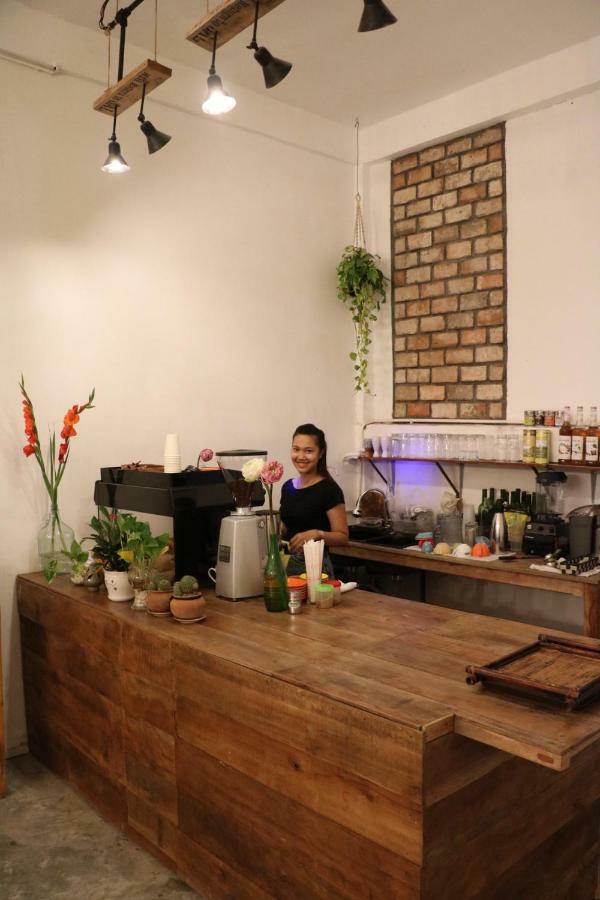 Sacred Lotus - Vegan Cafe X 招待所